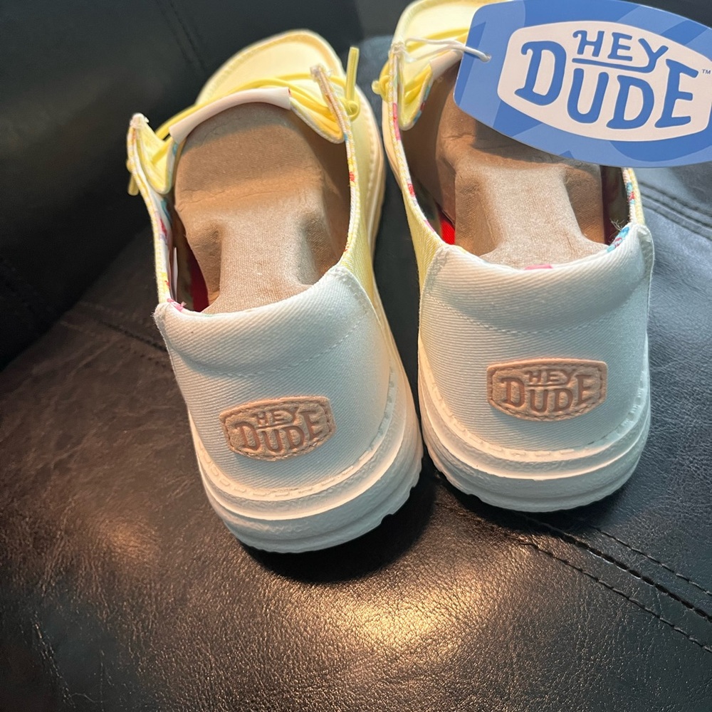 Hey Dude Women Size 8 Sweethearts Yellow and White Shoes